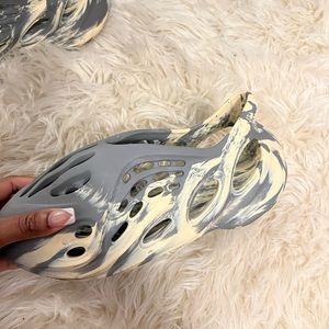 AUTHENTIC Yeezy foam runner moon gray